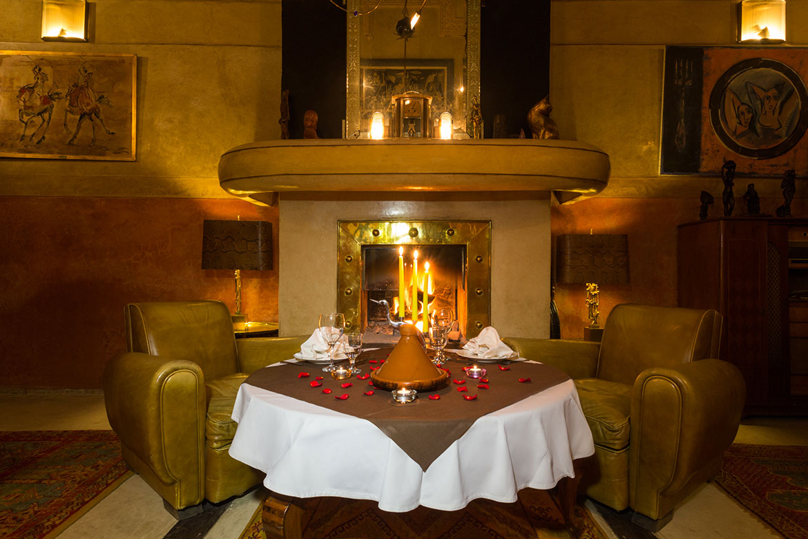 Dîner aux chandelles près de la cheminée au Riad Malika à Marrakech