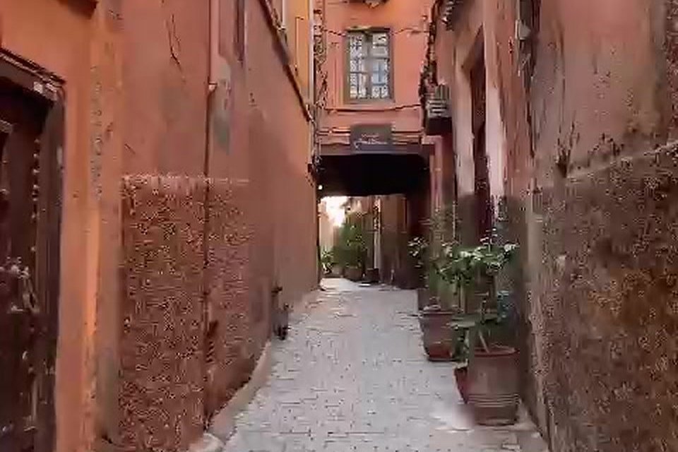 Une ruelle calme et pavée du quartier de Bab Doukkala à Marrakech, près du Riad Malika