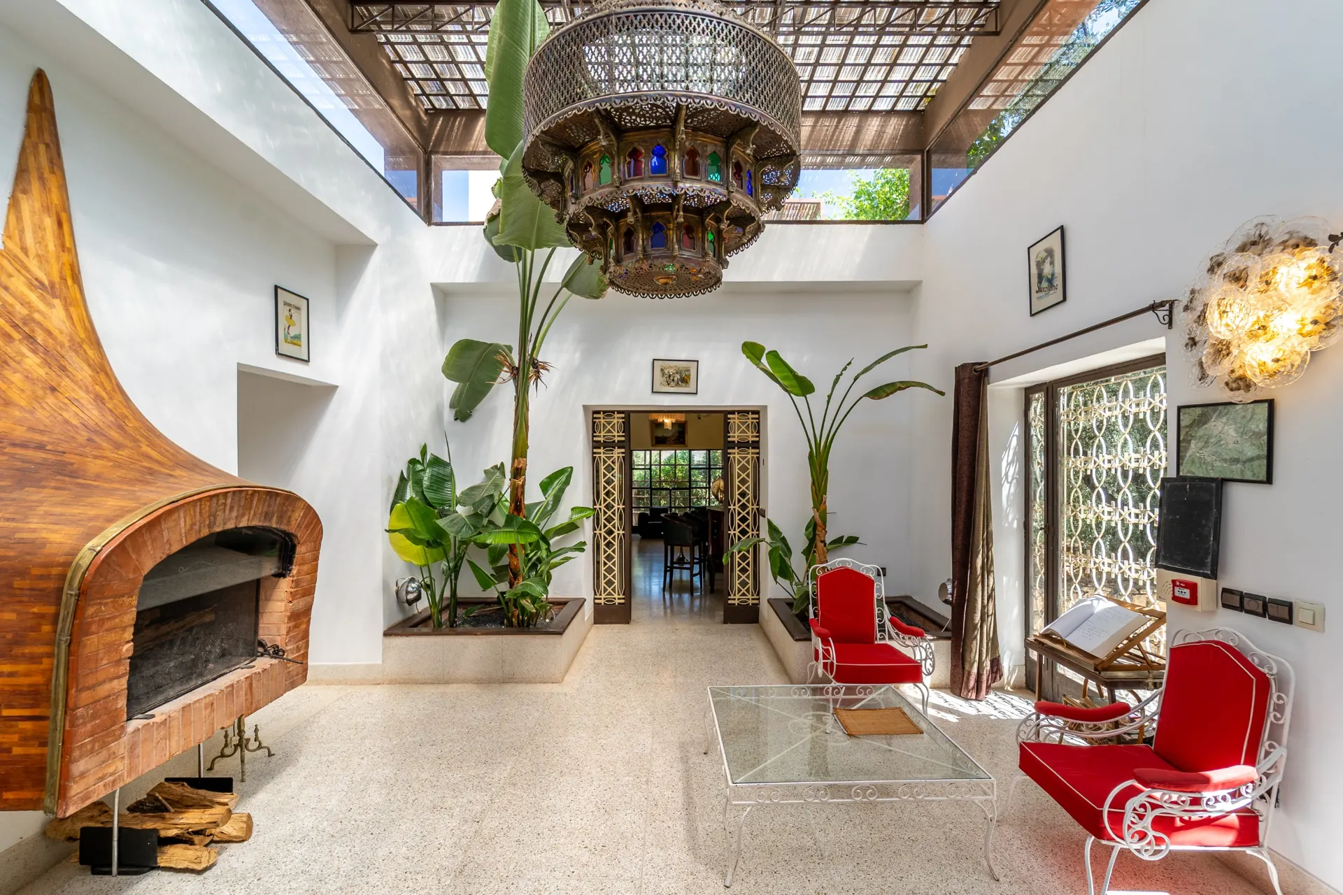 Le salon du Domaine Malika, avec sa cheminée sculptée et son mobilier vintage