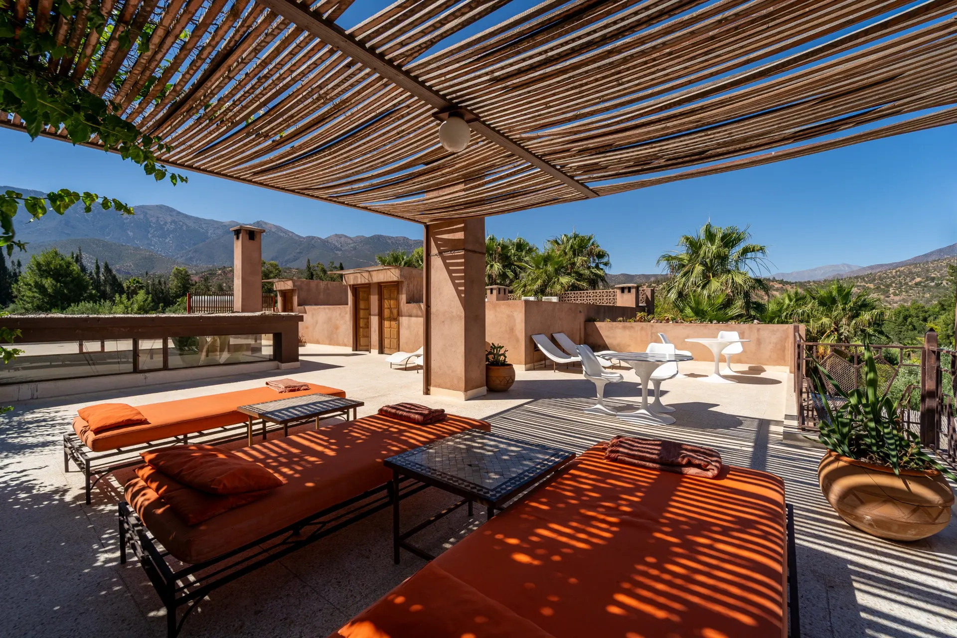 Terrasse ombragée du Domaine Malika avec vue sur l'Atlas