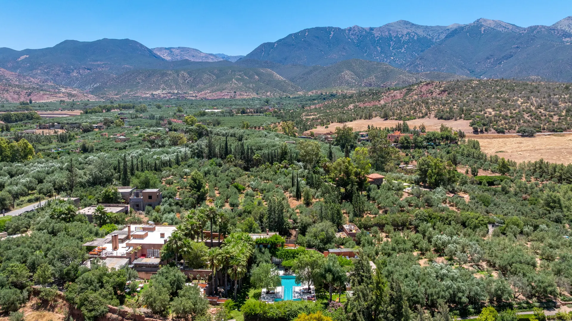 Le Domaine Malika au milieu des oliviers, face aux sommets de l'Atlas, à Ouirgane